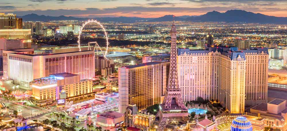 View of the strip with the best hotels for couples along it