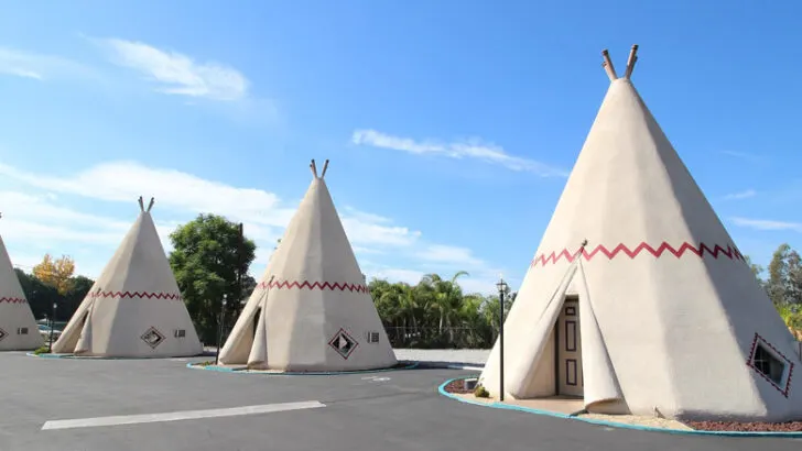 https://www.creativetravelguide.com/wp-content/uploads/2021/02/Wigwam-motel-Unique-hotels-in-the-world1-728x410.jpg.webp